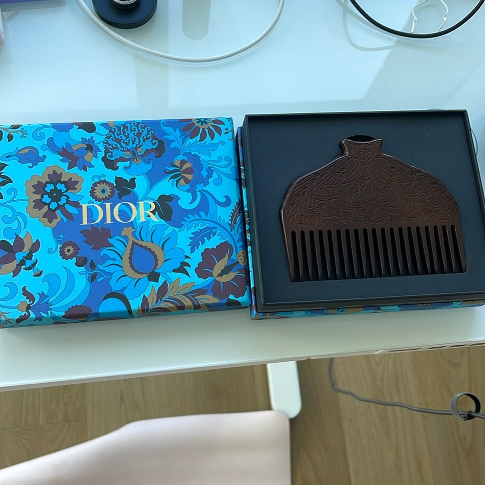 New Christian Dior Engraved Jardin Indien Wood Comb with Box Bag Bow & Gold Star